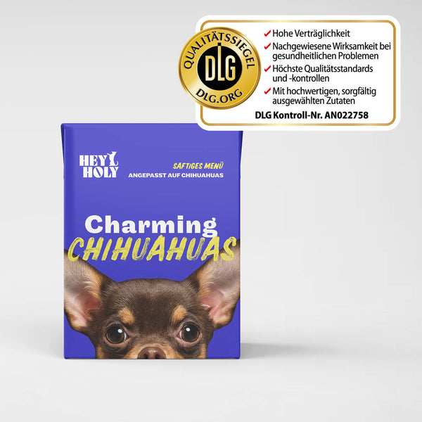 HEY HOLY Charming Chihuahuas Frischfutter in lila Verpackung mit Chihuahua-Gesicht und der Aufschrift „Saftiges Menü, angepasst auf Chihuahuas“. Daneben das DLG-Qualitätssiegel mit Kontroll-Nr. AN022758 und den Auslobungen hohe Verträglichkeit, nachgewiesene Wirksamkeit bei gesundheitlichen Problemen, höchste Qualitätsstandards und -kontrollen sowie hochwertige, sorgfältig ausgewählte Zutaten.